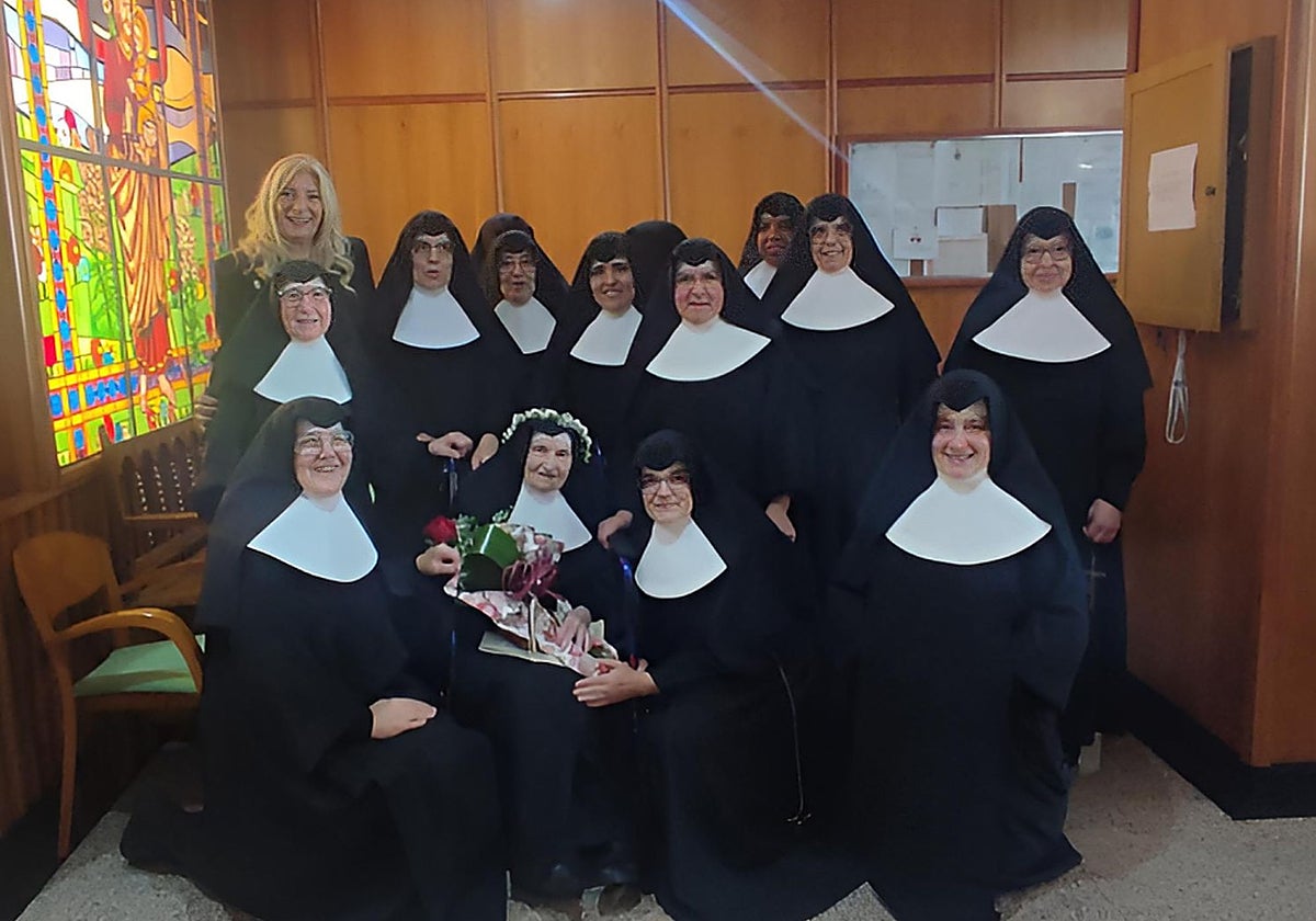 La edil de Cultura, Recursos Humanos y Policía Local, Aurora Cienfuegos, junto a las religiosas de Nuestra Señora del Carmen Lozano González