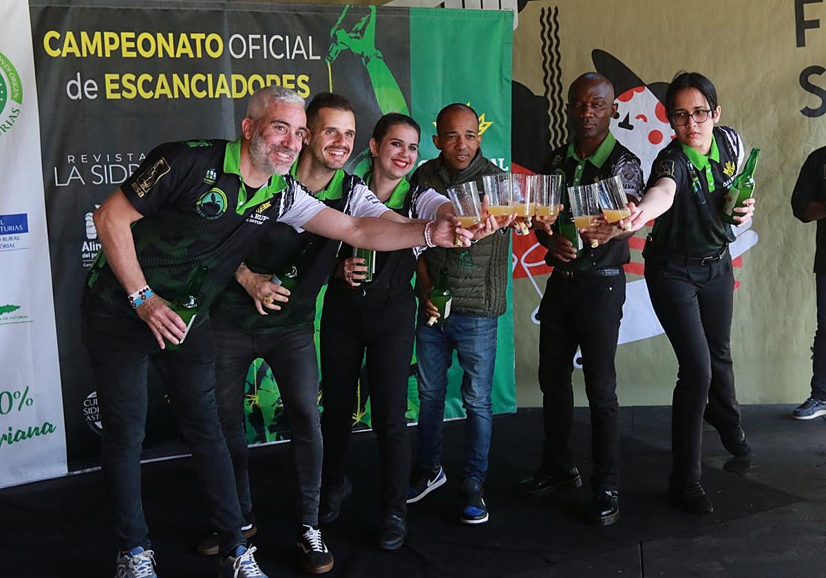 Pablo Suárez, Jonathan Trabanco, Melissa Bellón, Wilkin Aquiles, Salvador Ondó e Isabella Padrón, premiados en el Concurso de Escanciadores de Gijón, este sábado, en el Tendayu del Museo del Pueblo de Asturias.