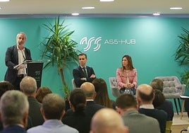 Patricio Arias, presidente del Clúster TIC de Asturias, interviene en presencia de Javier Fernández, director general de Estrategia Digital e Inteligencia Artificial del Principado, y la concejala de Economía de Gijón, Ángela Pumariega.