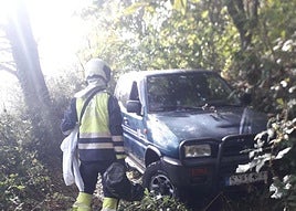 Vehículo bajo el que quedó atrapado el hombre de 84 años.