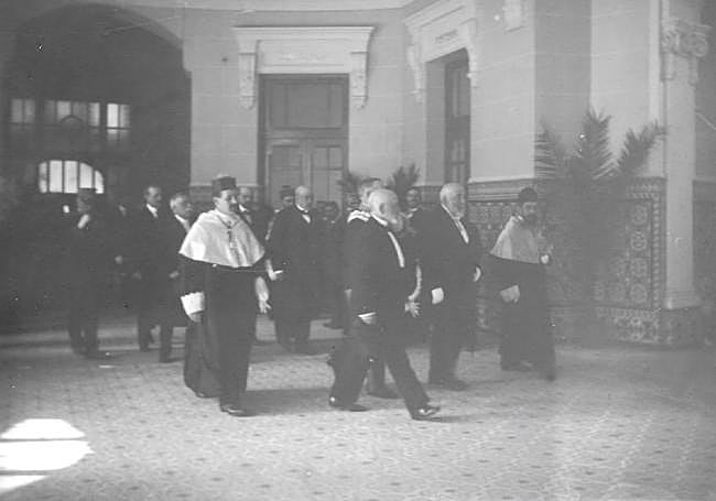 La comitiva de autoridades visita el edificio de la Escuela de Comercio de Gijón en el acto inaugural.