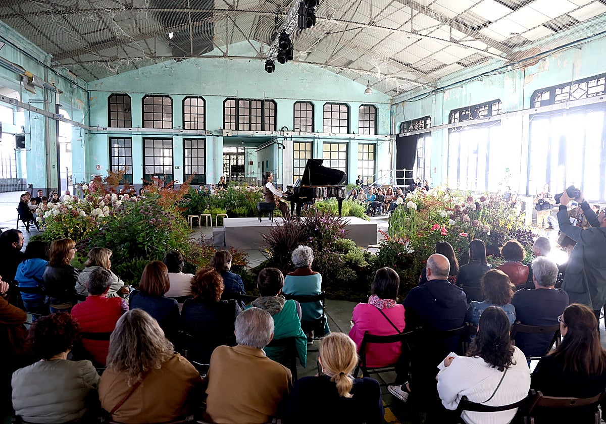 La pianista Marta Espinós toca el piano instalado en medio de los jardines dedicados a Byung-Chul Han en el concierto 'Música para jardineros.