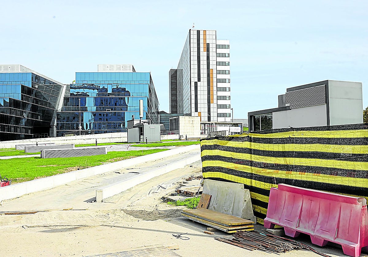 Las obras para construir los tapices rodantes hasta Consultas Externas en el HUCA.
