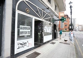 Local vacío que albergó la confitería San Antonio en el número 6 de la avenida de la Costa, frente a la plaza de Europa.