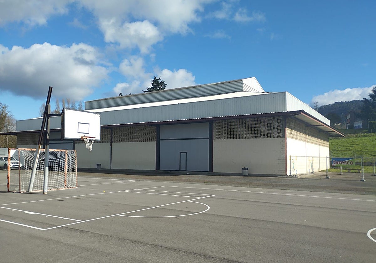 Exterior del polideportivo del colegio Maliayo, en Villaviciosa