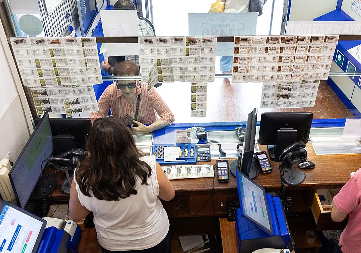 Una mujer compra un décimo para la Lotería de Navidad.