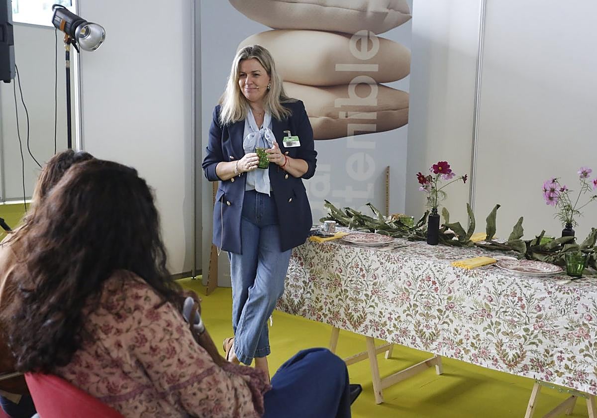 Ana Tables en uno de los talleres que impartió sobre decoración sostenible.