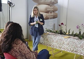 Ana Tables en uno de los talleres que impartió sobre decoración sostenible.