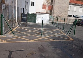 El terreno unido al edificio ha sido vallado para evitar su uso.