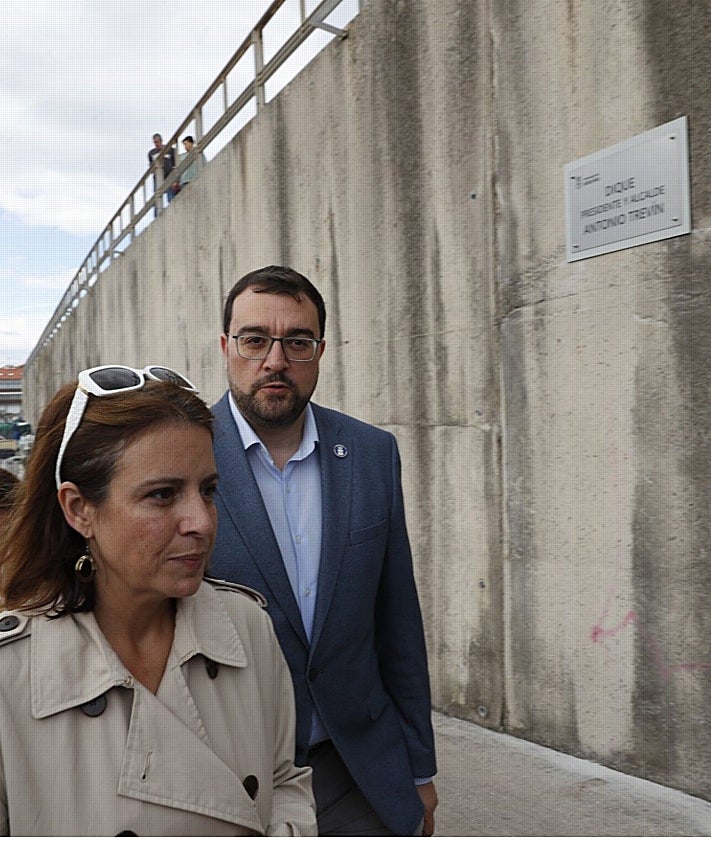 Imagen secundaria 2 - Arriba, el hijo del pintor Agustín Ibarrola, José Ibarrola; la viuda de Antonio Trevín, Luisa Fernández Lledías y el presidente del Principado de Asturias, Adrián Barbón, con la placa que da nombre al dique de Llanes como 'Presidente y alcalde Antonio Trevín'. En el medio, una foto del acto y, sobre estas líneas, Adriana Lastra y Antonio Trevín junto a la placa conmemorativa.