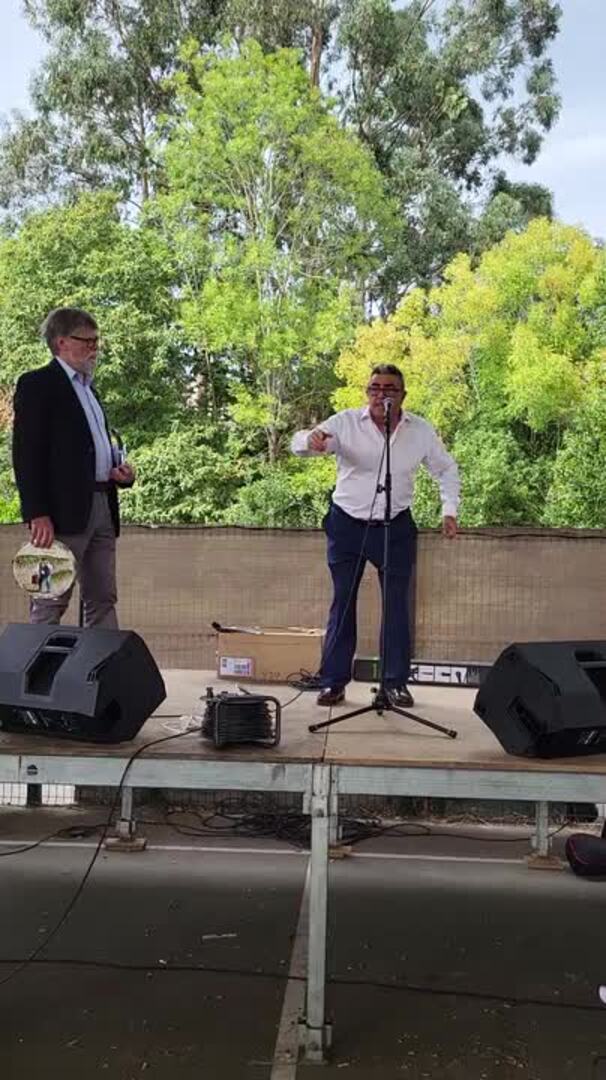 El monologuista José Manuel Reguero, 'El Maestru', improvisa un chiste en Illas