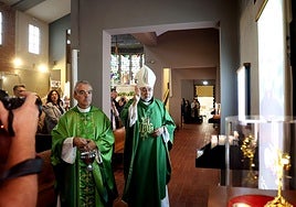 Jesús Sanz Montes, hisopo en mano, bendice la capilla de Carlo Acutis en presencia de Jaime Sanz.