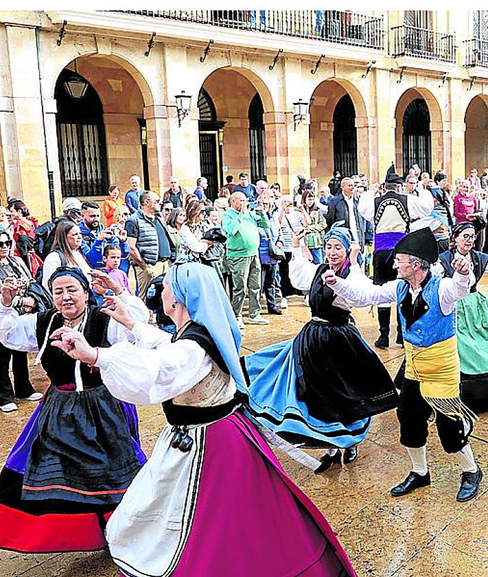 Imagen secundaria 2 - Brindis por el Desarme en Oviedo y un objetivo para 2031