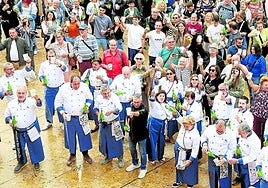 Los cofrades, en primera fila, brindan con sidra con el resto de asistentes a la plaza del Ayuntamiento para celebrar el título de Fiesta de Interés Turístico Nacional.