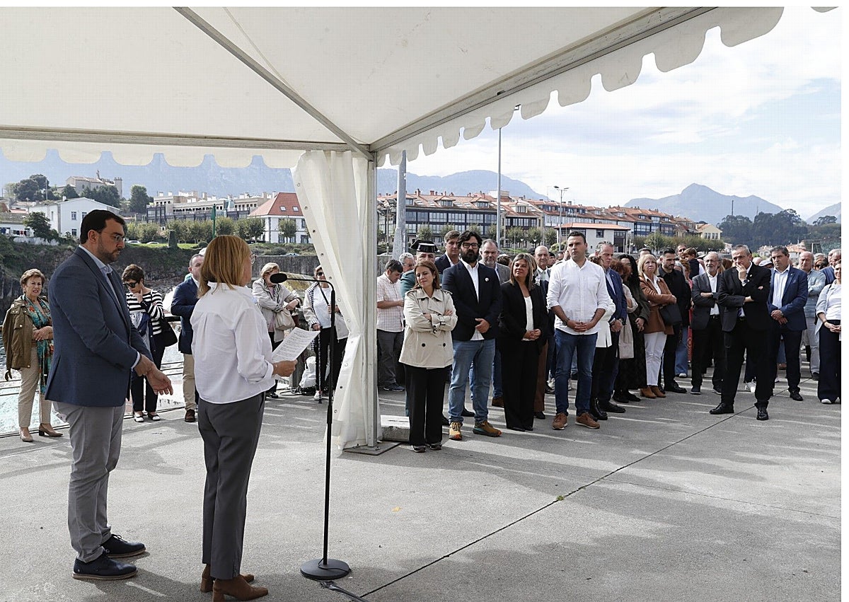 Imagen secundaria 1 - Arriba, el hijo del pintor Agustín Ibarrola, José Ibarrola; la viuda de Antonio Trevín, Luisa Fernández Lledías y el presidente del Principado de Asturias, Adrián Barbón, con la placa que da nombre al dique de Llanes como 'Presidente y alcalde Antonio Trevín'. En el medio, una foto del acto y, sobre estas líneas, Adriana Lastra y Antonio Trevín junto a la placa conmemorativa.