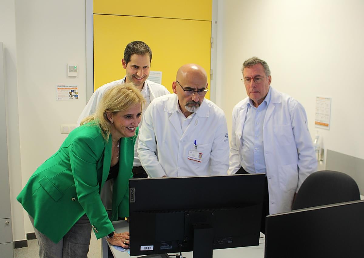 Imagen secundaria 1 - De izquierda a derecha, Yolanda López, subdirectora de Infraestructuras del Sespa; Jacob López, médico de Primaria del CS de Cabañaquinta,detrás; Ramón Rodríguez, director de Atención Primaria y Salud Pública del área VII, y José Antonio Vecino, gerente del área VII.