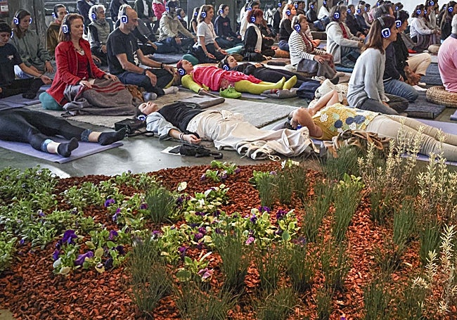Los participantes en la meditación lo hicieron en diferentes posturas.