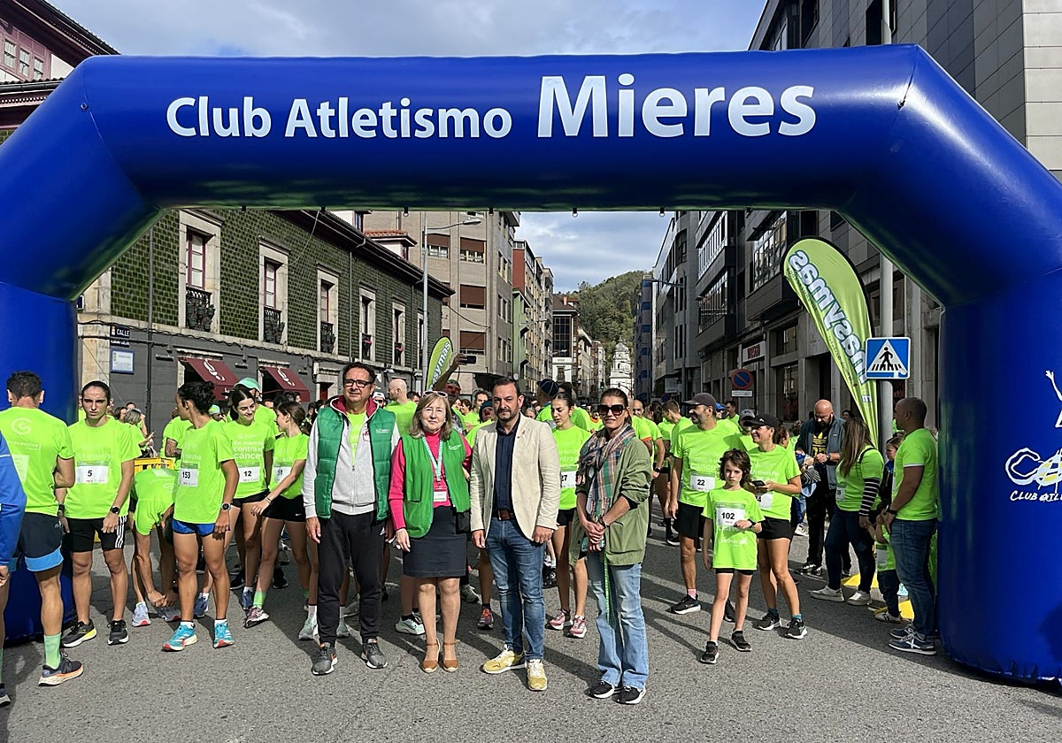Loli Olavarrieta con el alcalde de Mieres, Manuel Ángel Álvarez (centro), en la salida de la marcha.