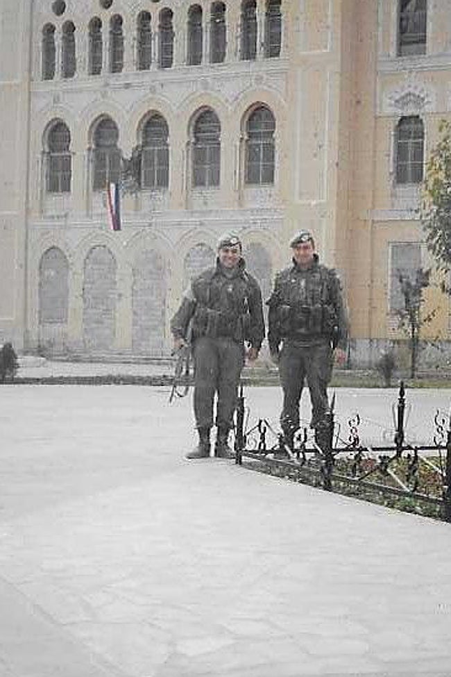 El soldado Miguel Ángel Castaño y el entonces capitán Enrique Corominas, en 1995.