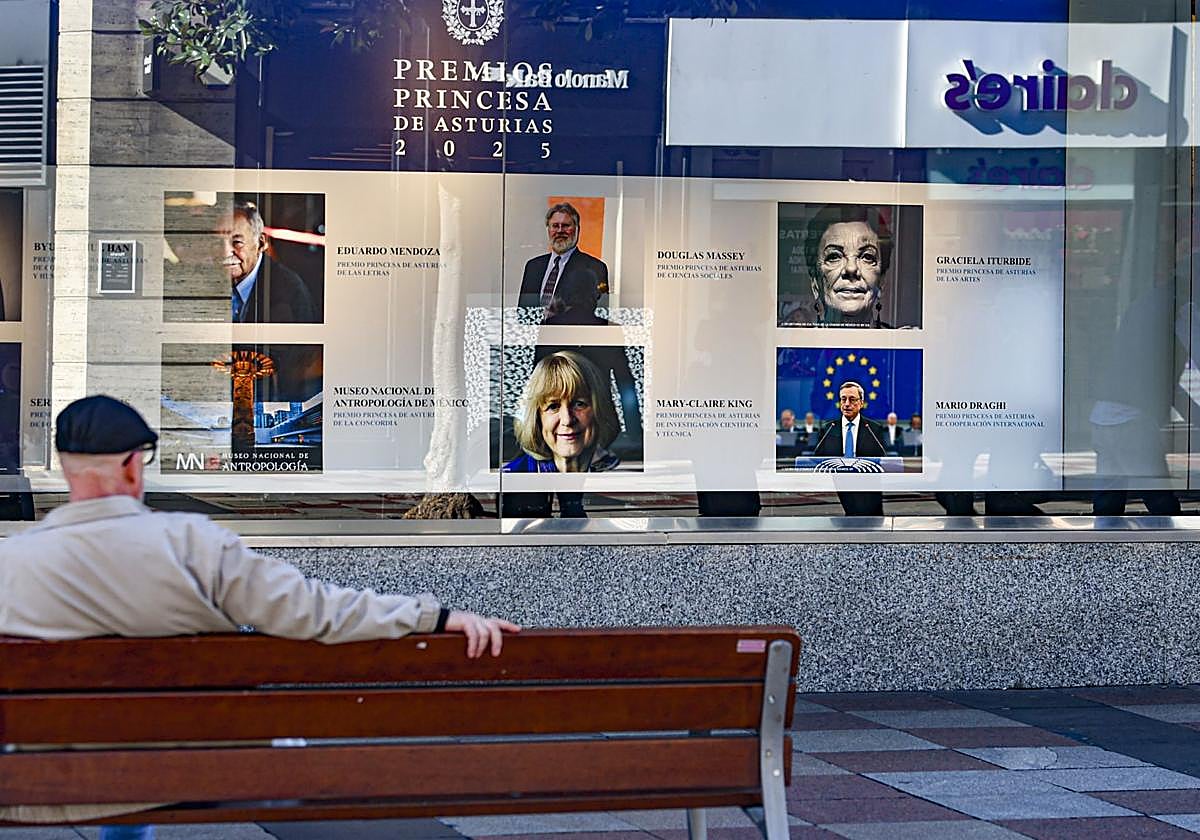 Un escaparate de El Corte Inglés dedicado en exclusiva a los galardonados en esta XLIV edición de los Premios Princesa de Asturias.