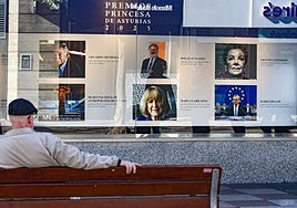 Un escaparate de El Corte Inglés dedicado en exclusiva a los galardonados en esta XLIV edición de los Premios Princesa de Asturias.