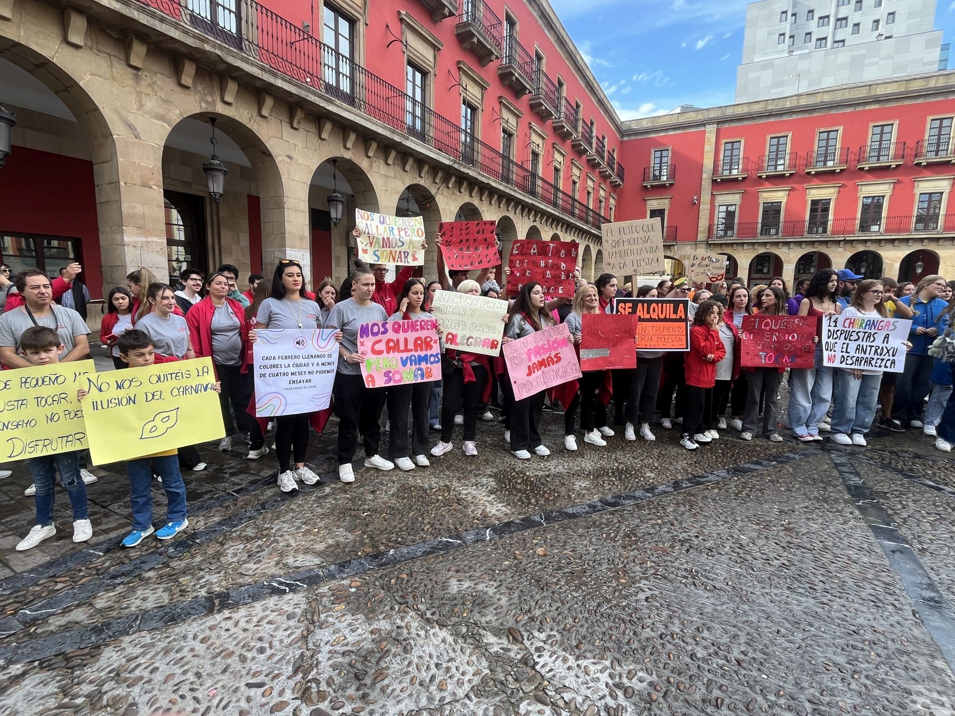 Protesta de las charangas de Gijón: «No hay carnaval si no podemos ensayar»