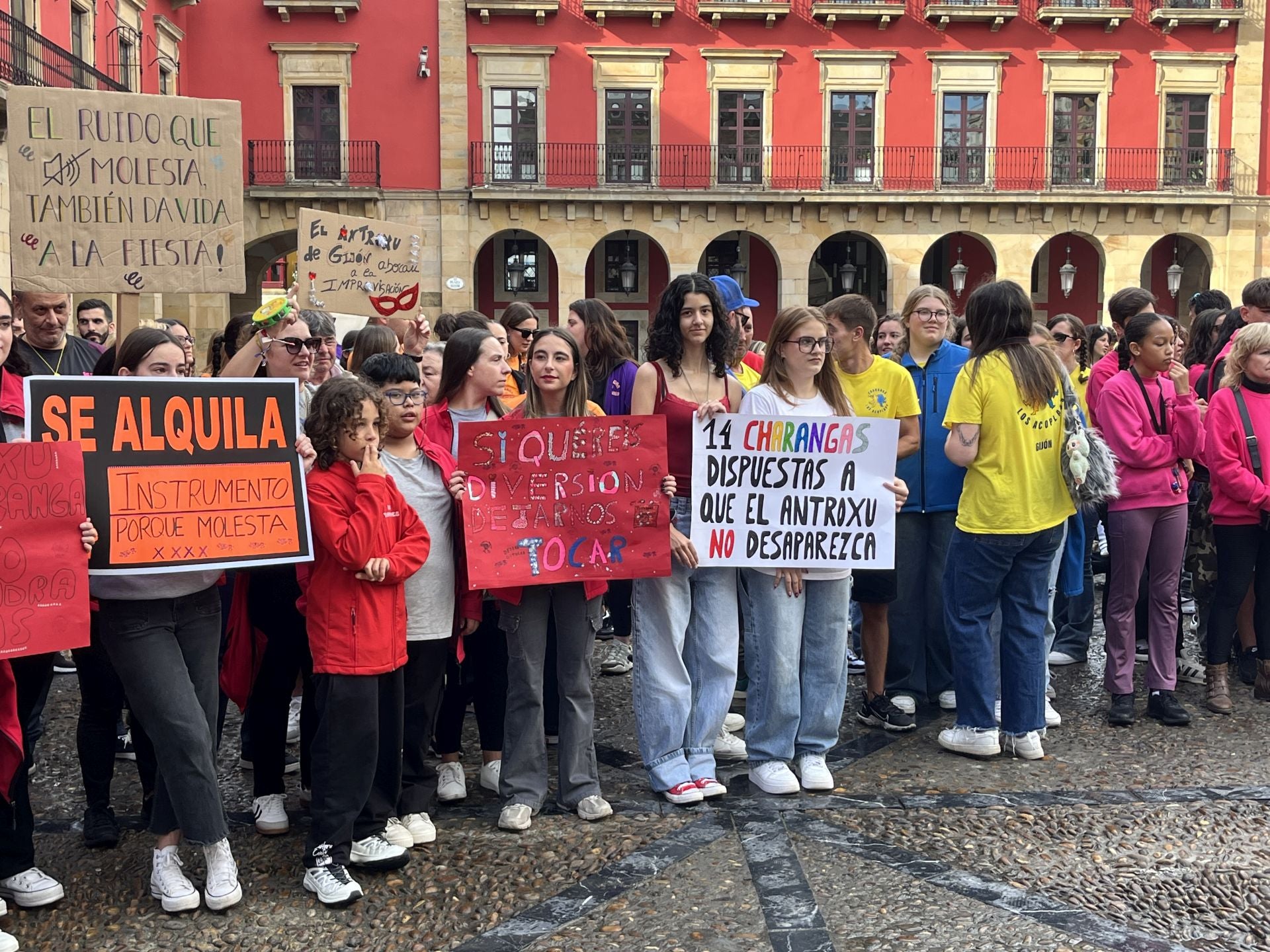 Protesta de las charangas de Gijón: «No hay carnaval si no podemos ensayar»