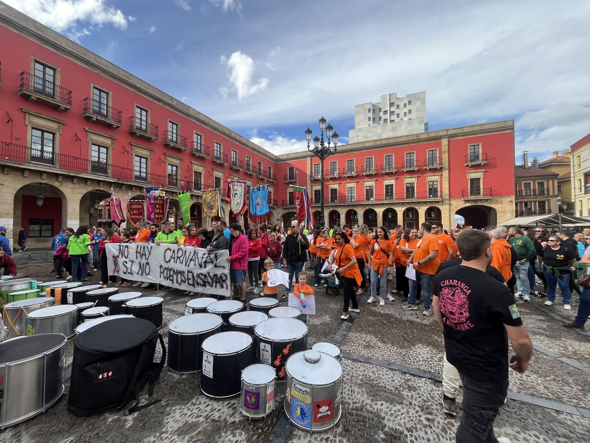 Protesta de las charangas de Gijón: «No hay carnaval si no podemos ensayar»