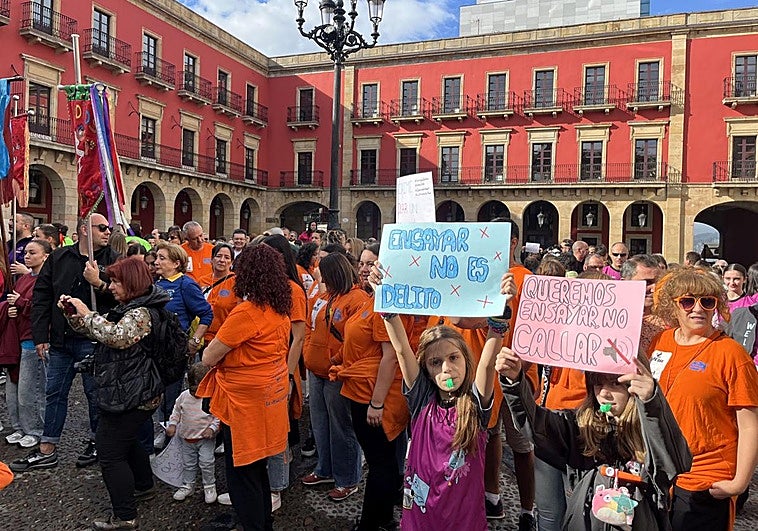 Concentración de las charangas de Gijón, este domingo, en la plaza Mayor.