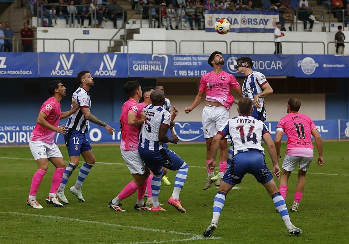 Adri Gómez intenta el remate en una jugada en la primera mitad.