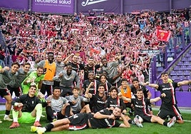 Los jugadores del Sporting celebran la victoria con la 'mareona' desplazada hasta Valladolid