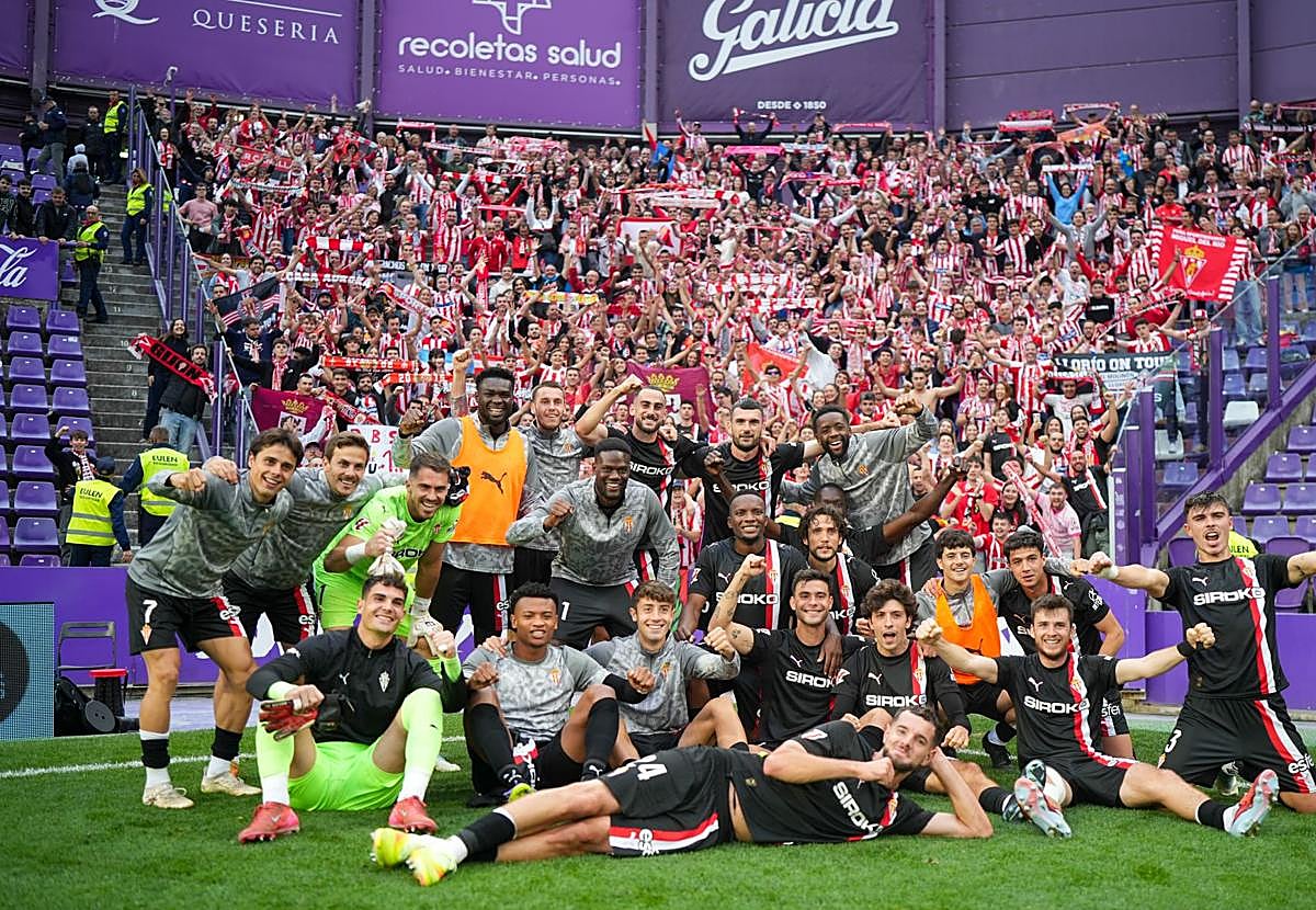 Los jugadores del Sporting celebran la victoria con la 'mareona' desplazada hasta Valladolid