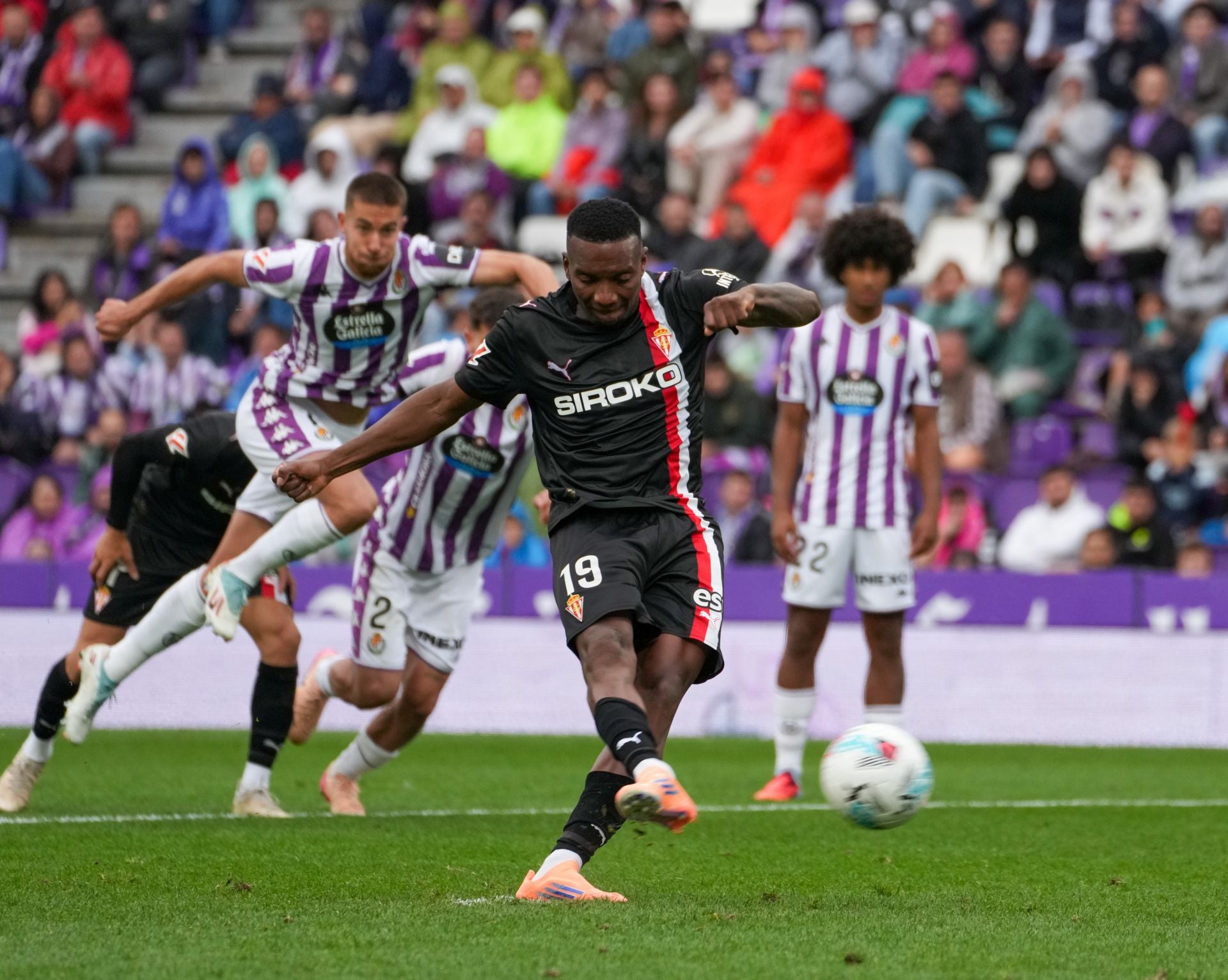 Las mejores jugadas del Real Valladolid-Sporting de Gijón, en imágenes