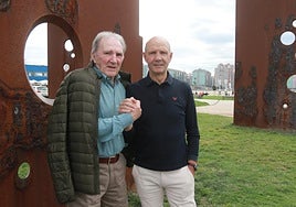 Iñaki Churruca y José María 'Chato' Núñez , ante la escultura Sombras de luz, en Gijón.