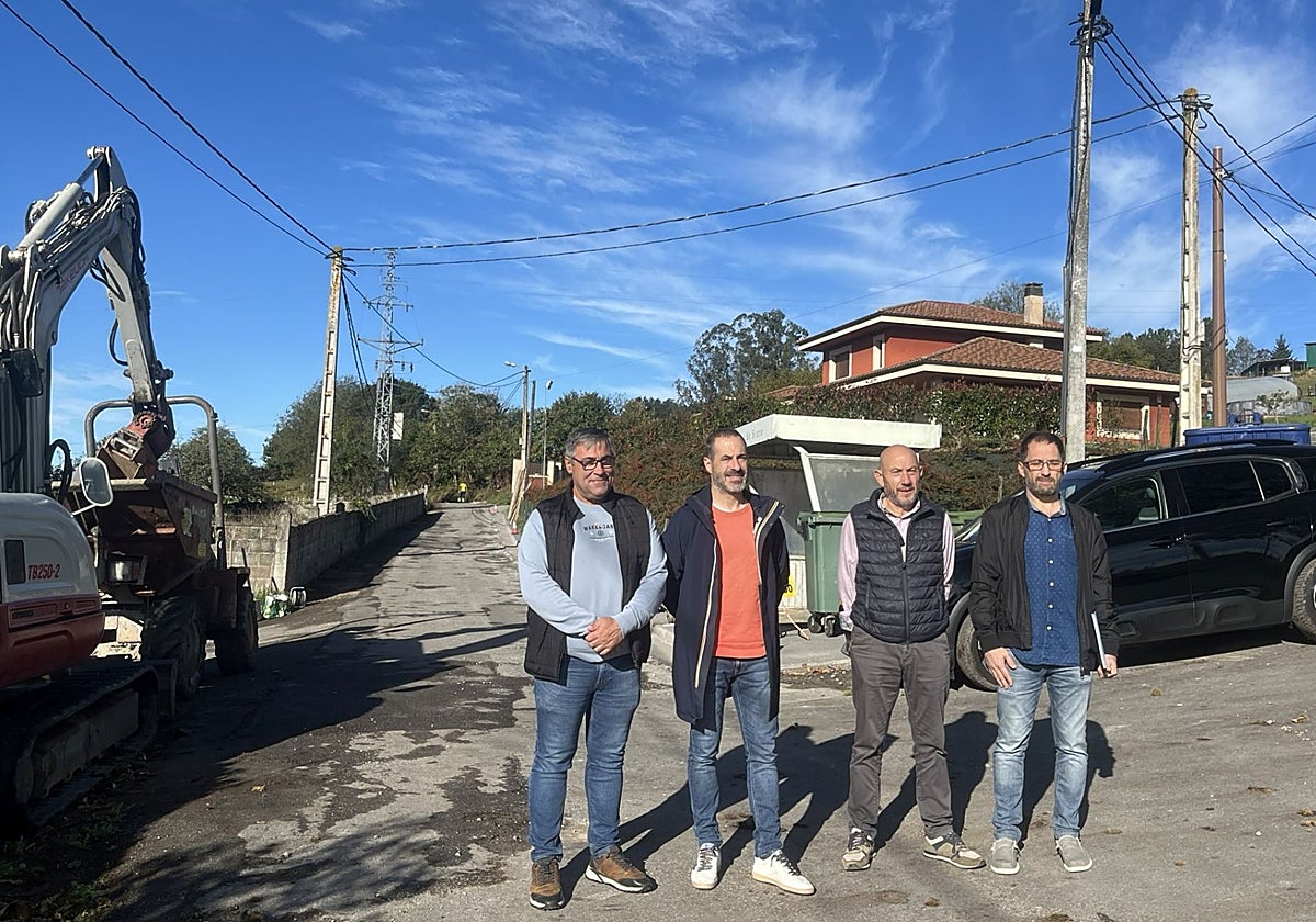Visita al inicio de las obras de mejora del camino de Reanes a La Cuesta, en Lieres.