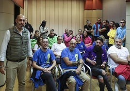 Representantes de las catorce charangas de Gijón, este lunes, durante la reunión con Divertia en la Casa de la Palmera. A la izquierda, el presidente de Divertia, Óliver Suárez.