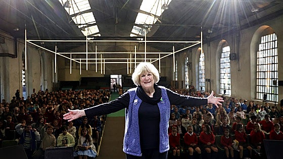 Alumnos asturianos a Mary-Claire King: «Eres una superheroína que lucha contra el cáncer y nos inspira»