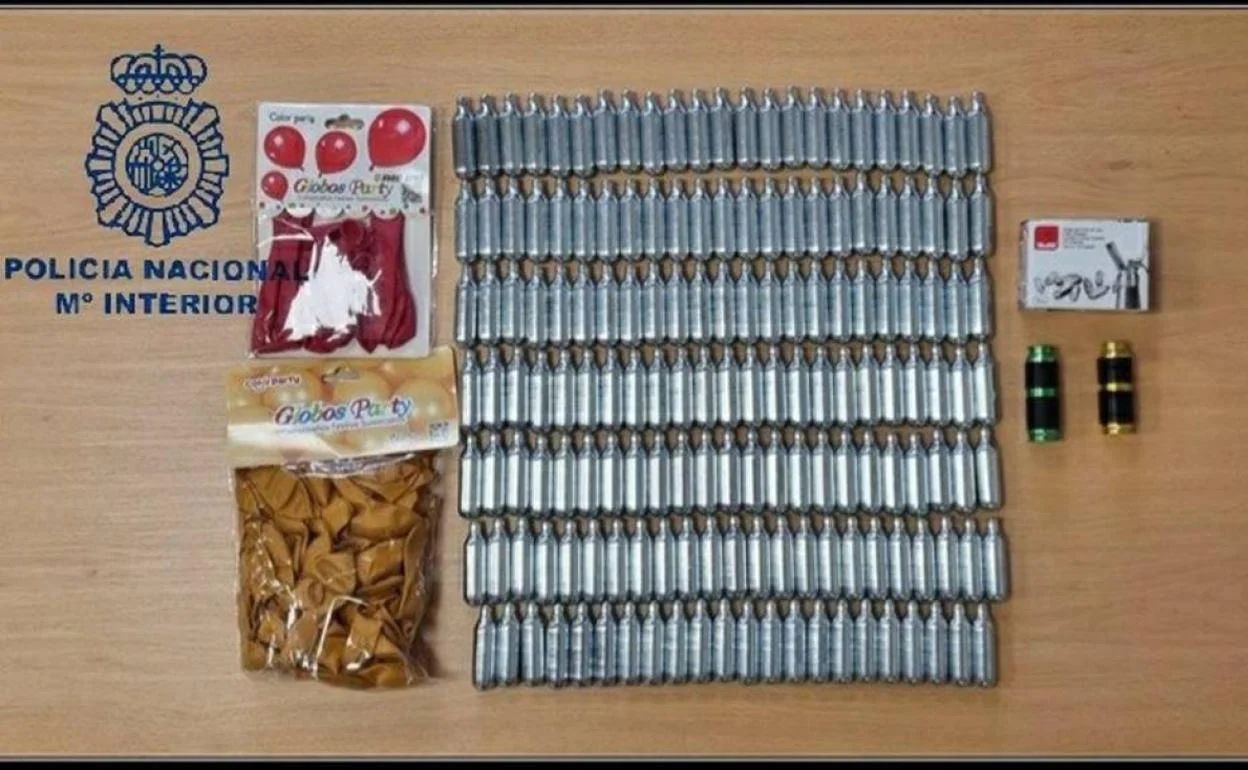 160 cápuslas de 'gas de la risa' intervenidas por la Policía Nacional en Oviedo en septiembre de 2022.