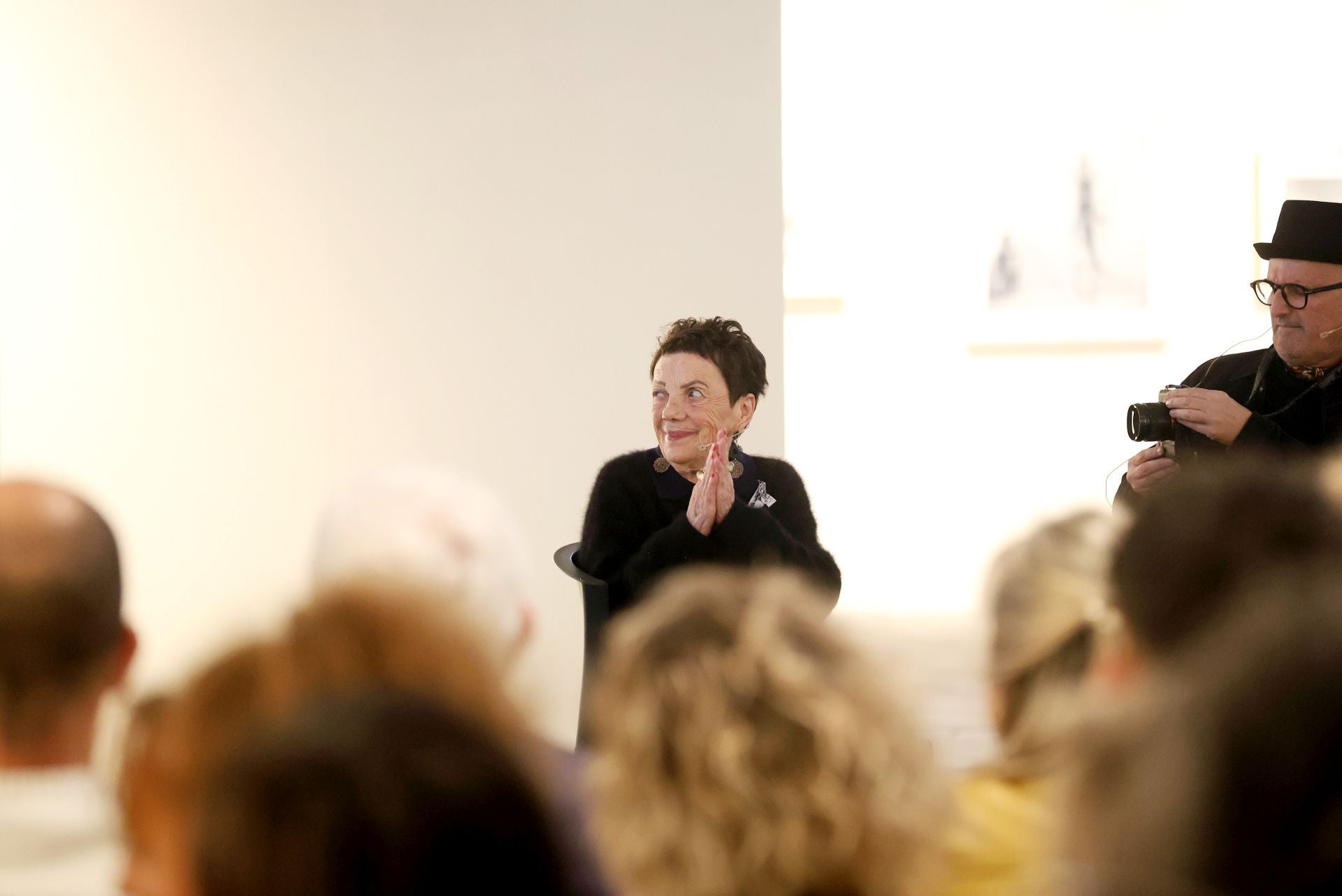Encuentro de Graciela Iturbide con el público en la Fábrica de Armas de La Vega