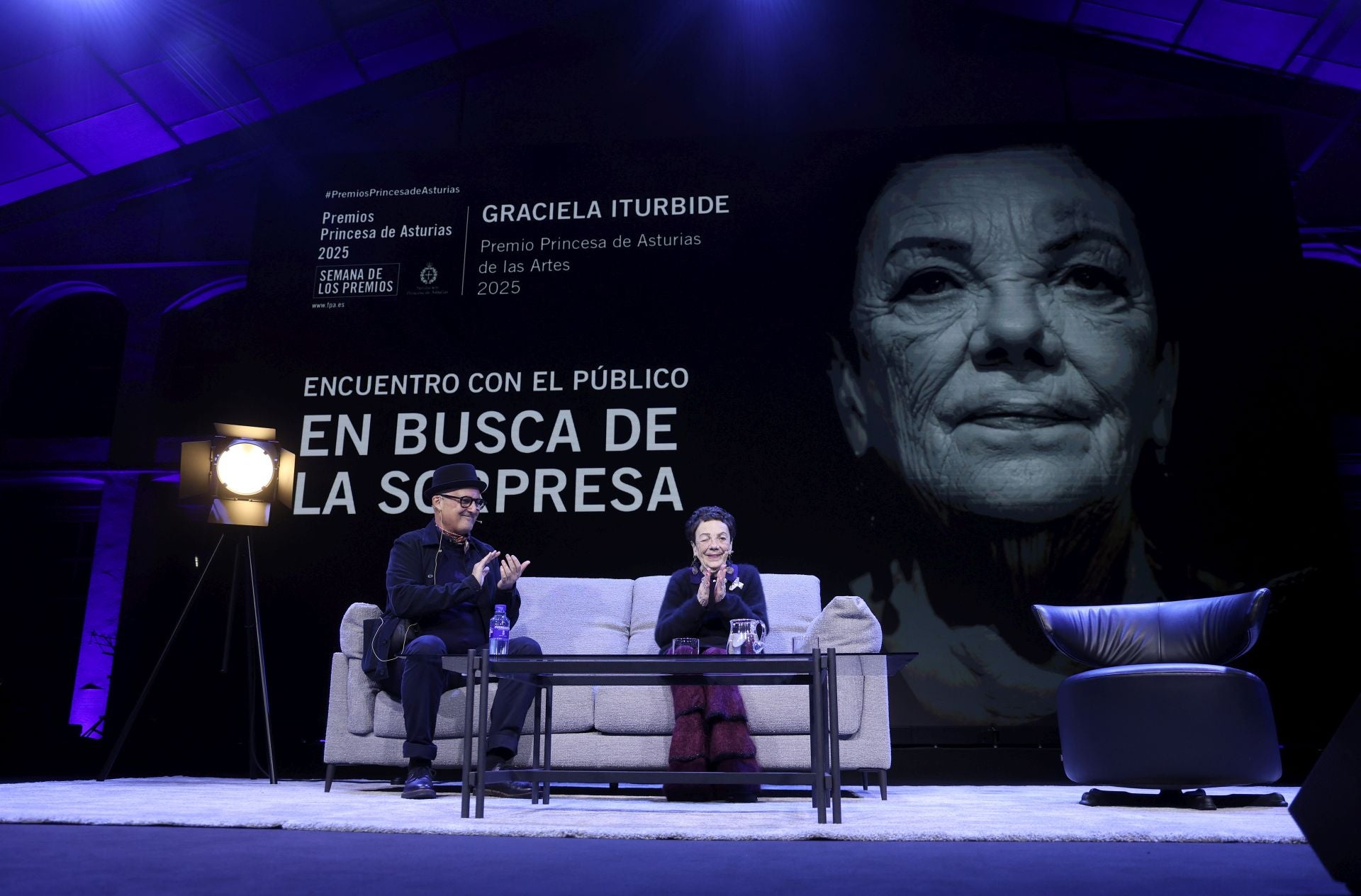 Encuentro de Graciela Iturbide con el público en la Fábrica de Armas de La Vega
