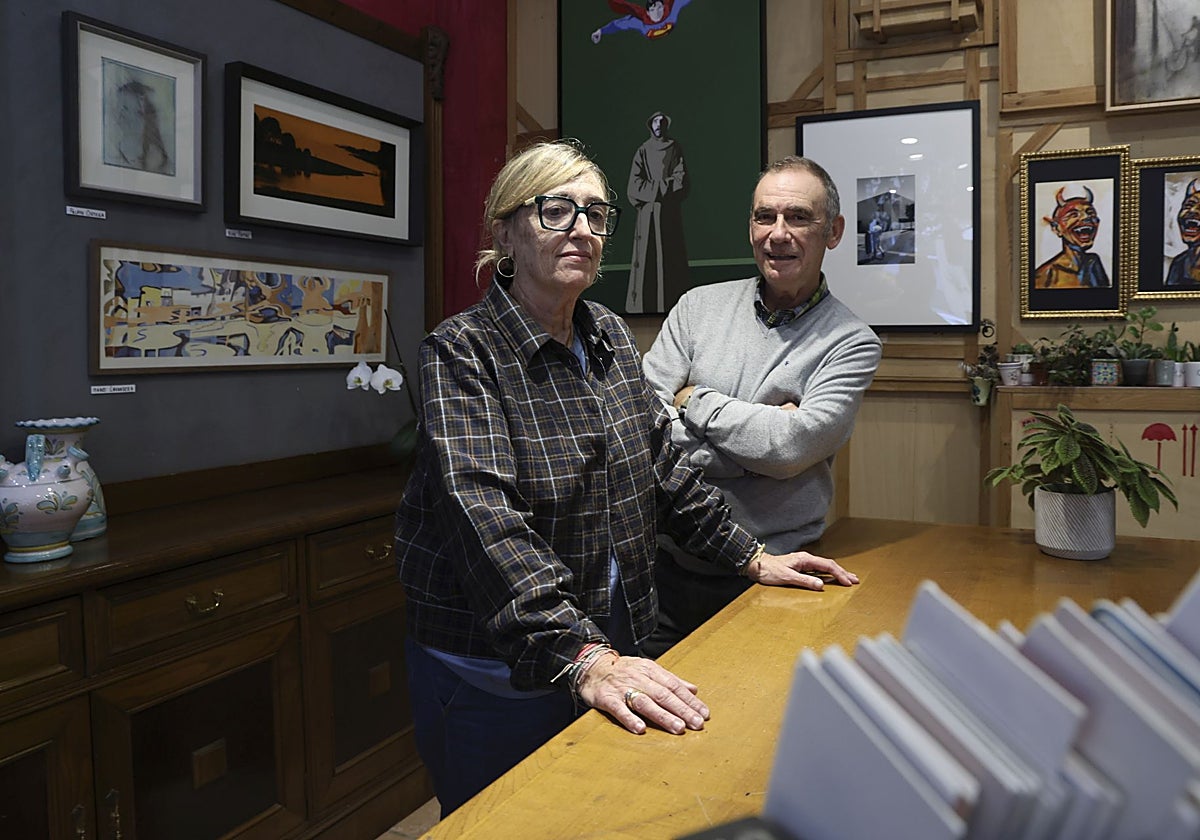 Paloma Maese y Juanjo Prieto inauguran la última muestra en su local, que cerrará sus puertas este mes.