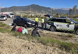 Los delincuentes tras ser interceptados en un control de la Guardia Civil en Huesca.