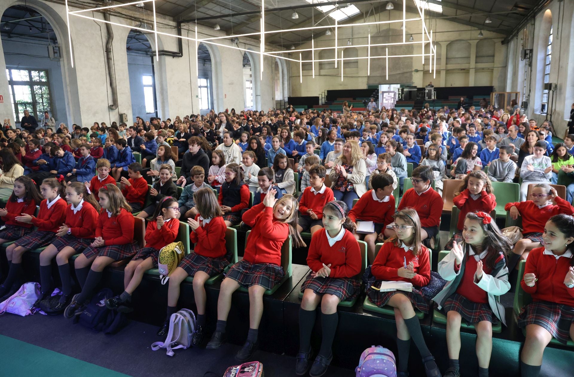 «¡Cuánto piensan estos niños!»: así fue el encuentro de Mary-Claire King con escolares asturianos
