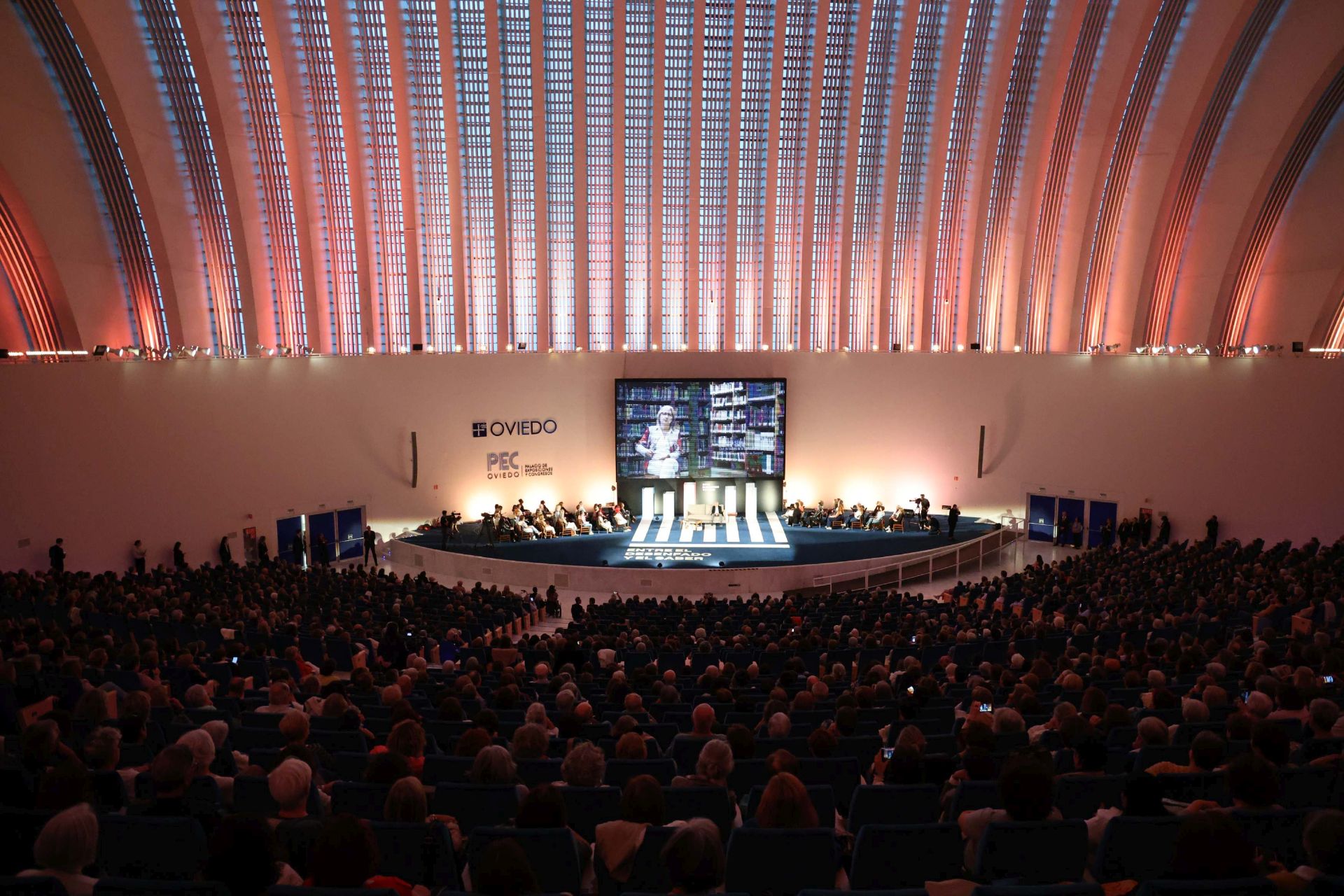 Encuentro de Eduardo Mendoza con lectores de los clubes de lectura