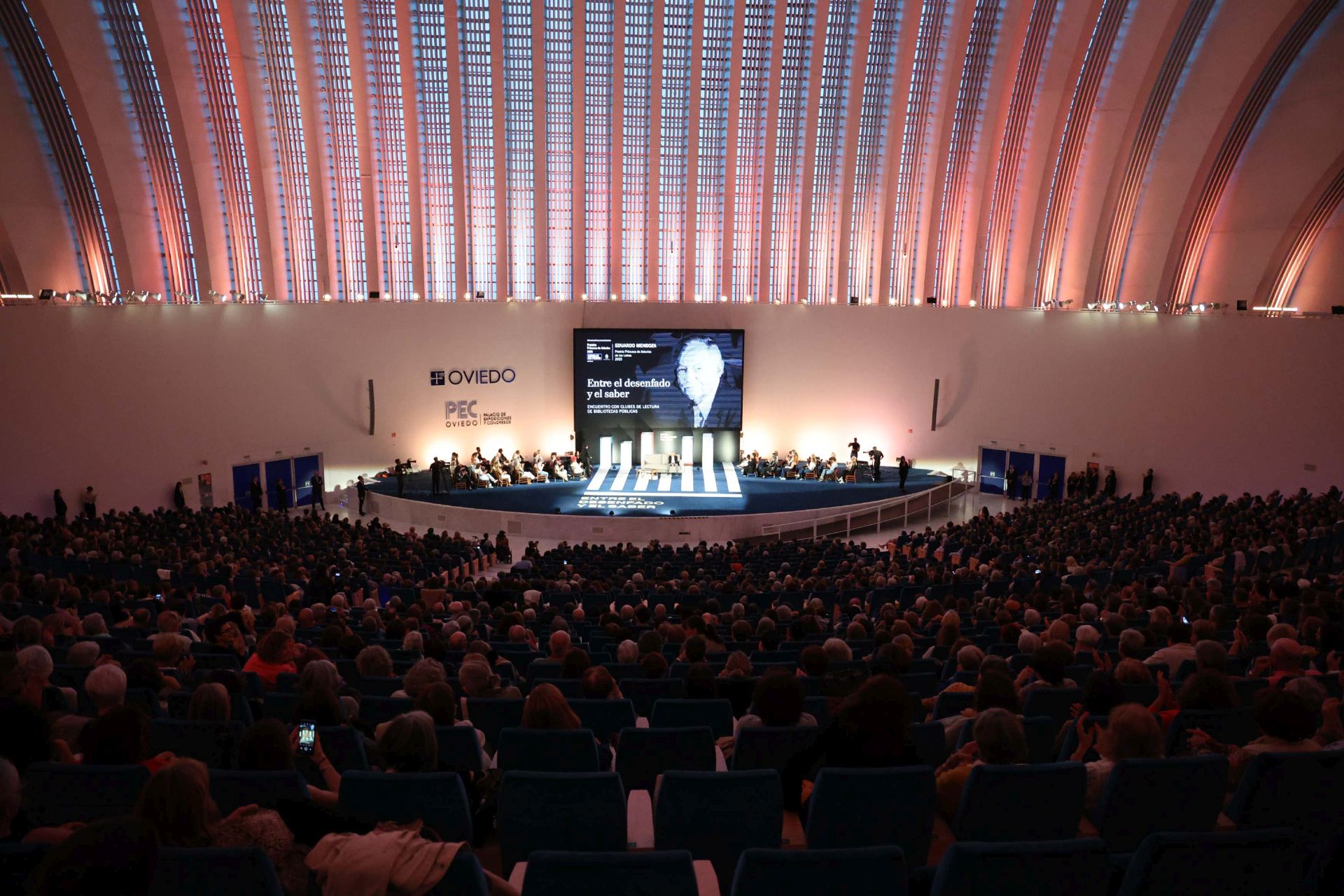 Encuentro de Eduardo Mendoza con lectores de los clubes de lectura