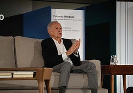 Encuentro de Eduardo Mendoza con lectores de los clubes de lectura