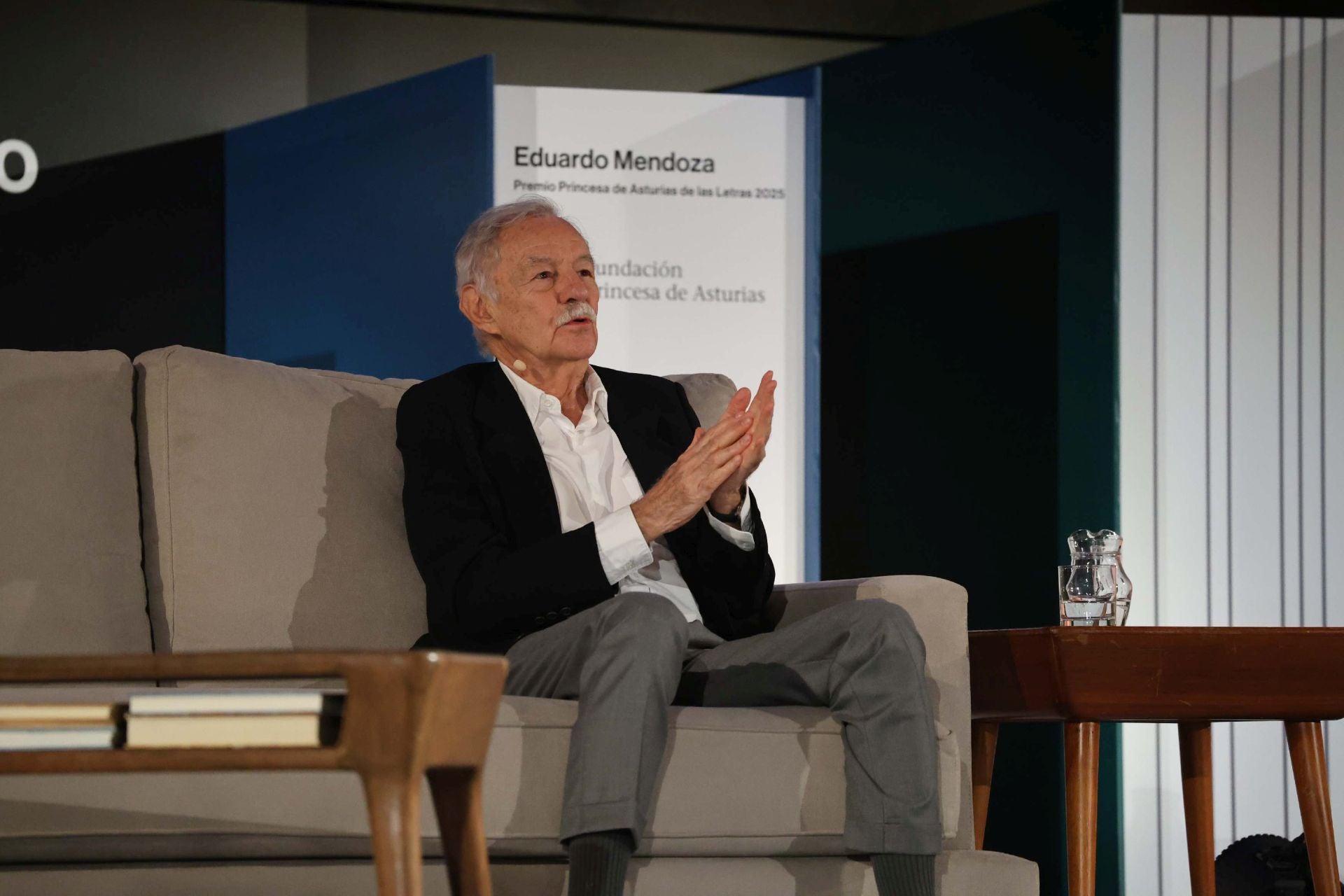Encuentro de Eduardo Mendoza con lectores de los clubes de lectura