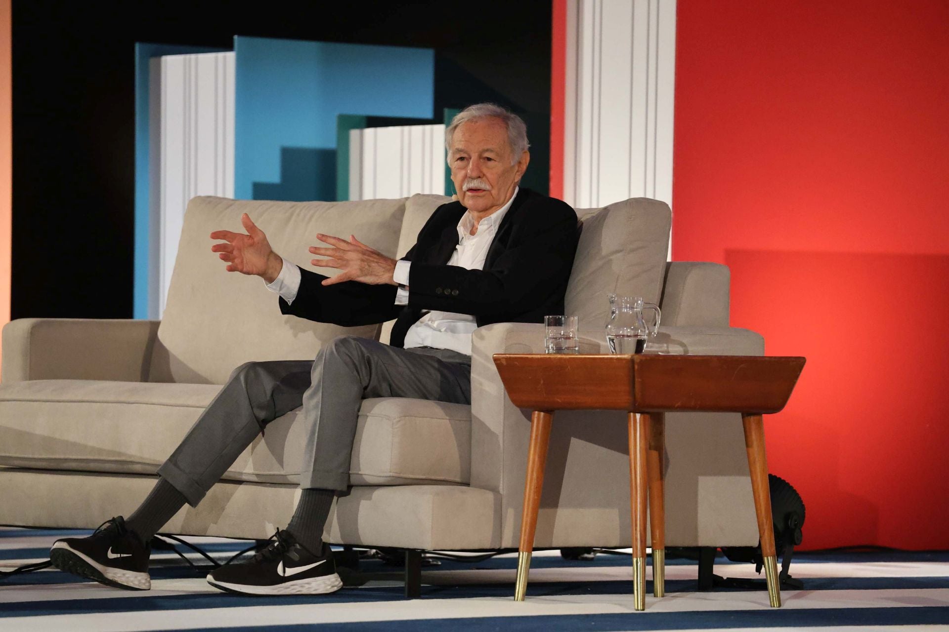 Encuentro de Eduardo Mendoza con lectores de los clubes de lectura