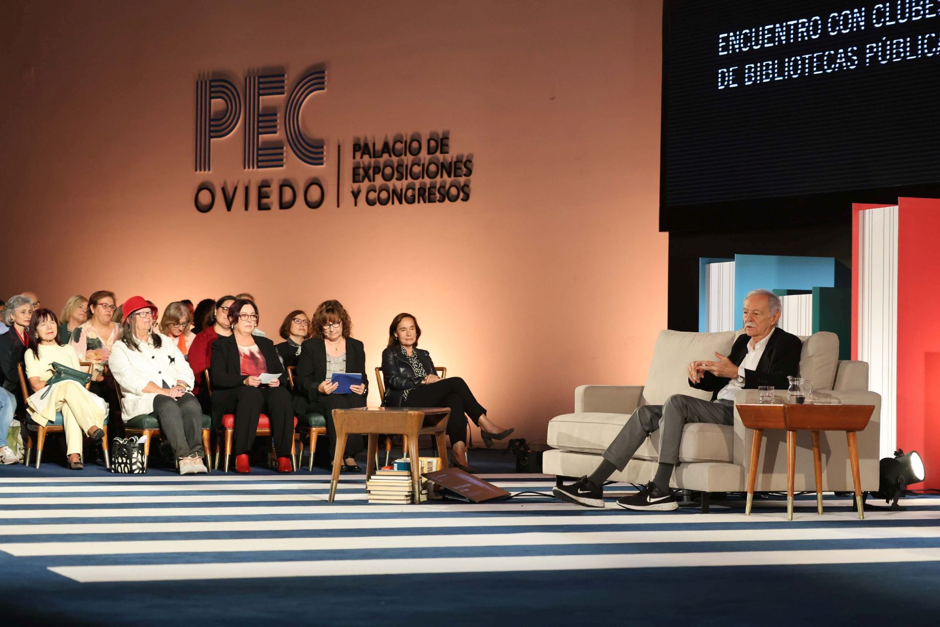 Encuentro de Eduardo Mendoza con lectores de los clubes de lectura