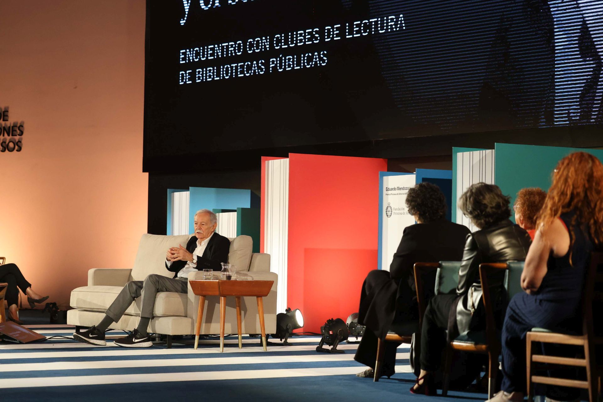 Encuentro de Eduardo Mendoza con lectores de los clubes de lectura